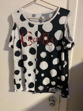 Disney Parks Cruella De Vil Cold Shoulder Top Women’s Medium
(972)